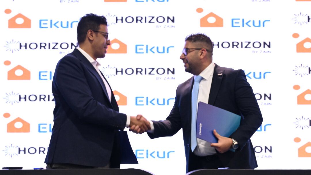 Horizon and Ekur Market representatives shaking hands after signing the MoU at ITEX Iraq 2026