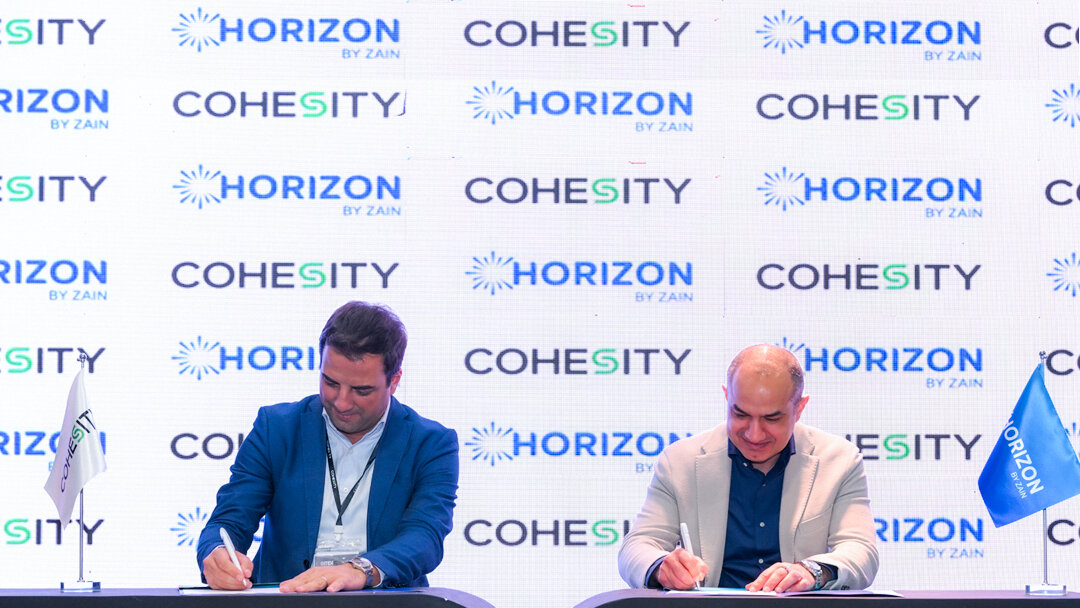 Horizon and Cohesity representatives signing the strategic collaboration agreement at ITEX Iraq 2026